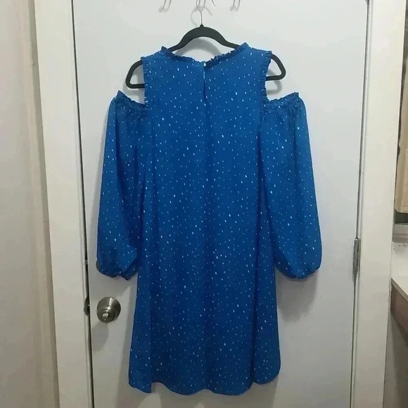 Cold shoulder dress - Picture 3 of 3